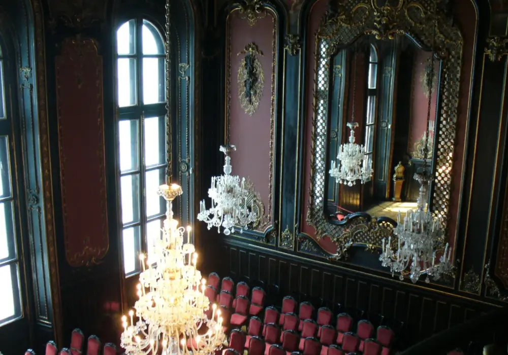 Czy Sala Lustrzana w Pszczynie dorównuje Wersalowi? Porównanie