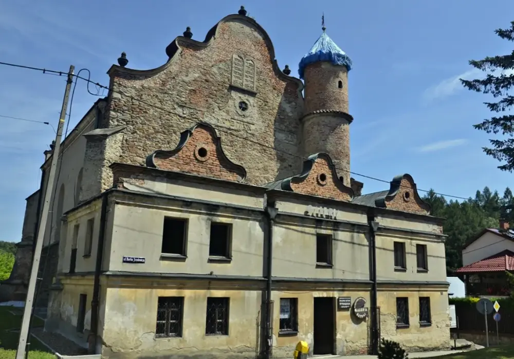 Czy synagoga w Lesku to klejnot Bieszczad? Odkrywamy jej sekrety