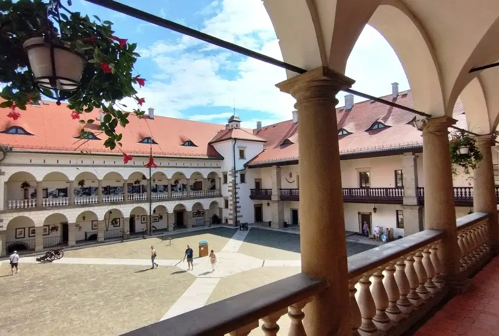 Jak zwiedzić zamek w Niepołomicach i poznać wszystkie tajemnice?
