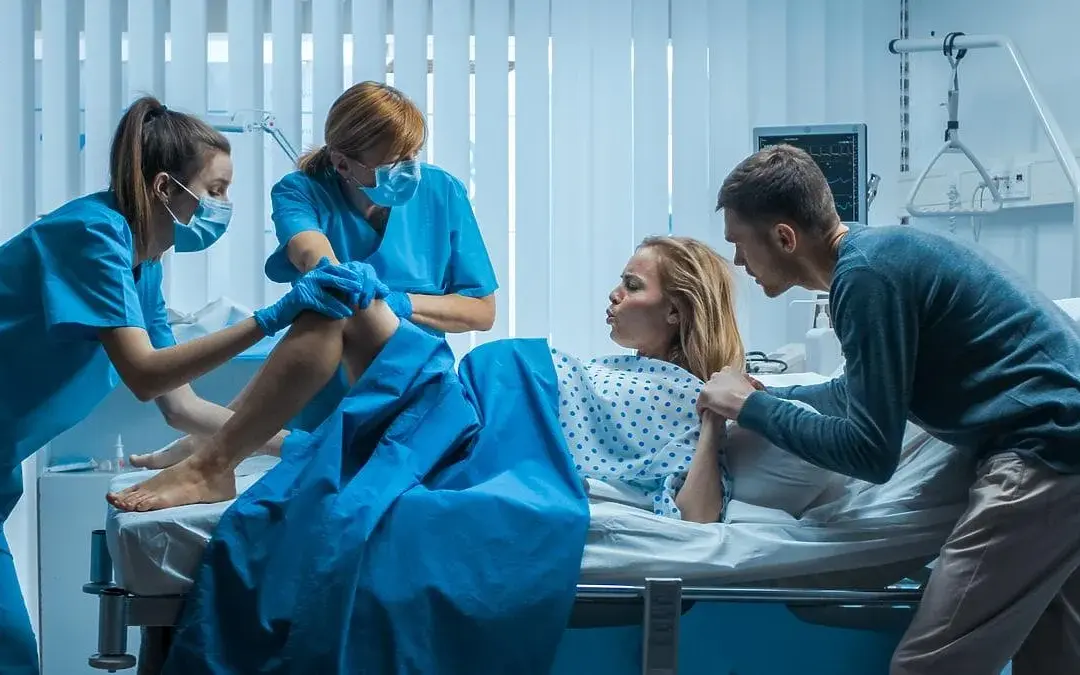 Kiedy jechać do porodu? Sprawdź niepokojące objawy i uniknij stresu
