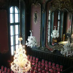 Czy Sala Lustrzana w Pszczynie dorównuje Wersalowi? Porównanie