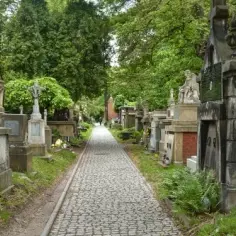 7 fascynujących historii, które kryje cmentarz Rakowicki Krakowa