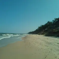 Ile naprawdę dzieli Ustkę od Rowów? Odległość plażą krok po kroku