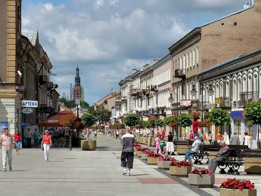 Zdjęcie Jakie miasto koło Radomia odwiedzić najpierw? Porównanie atrakcji