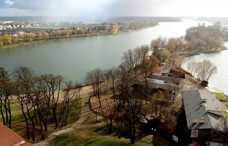 Zdjęcie Jezioro Pakoskie: malowniczy zbiornik wodny w Kujawsko-Pomorskiem